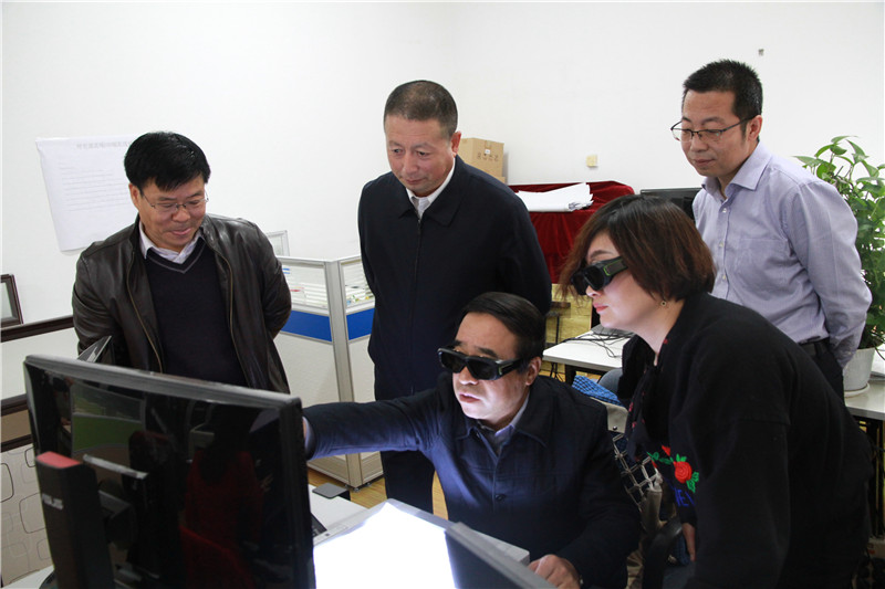 圖3 張利平廳長察看測繪無人機(jī)、航攝相機(jī)等高新技術(shù)設(shè)備,詳細(xì)了解地理信息數(shù)據(jù)采集過程、第三次全國土地調(diào)查以及為沿黃流域、“一湖兩海”等重點(diǎn)區(qū)域的生態(tài)建設(shè)提供基礎(chǔ)服務(wù)等情況